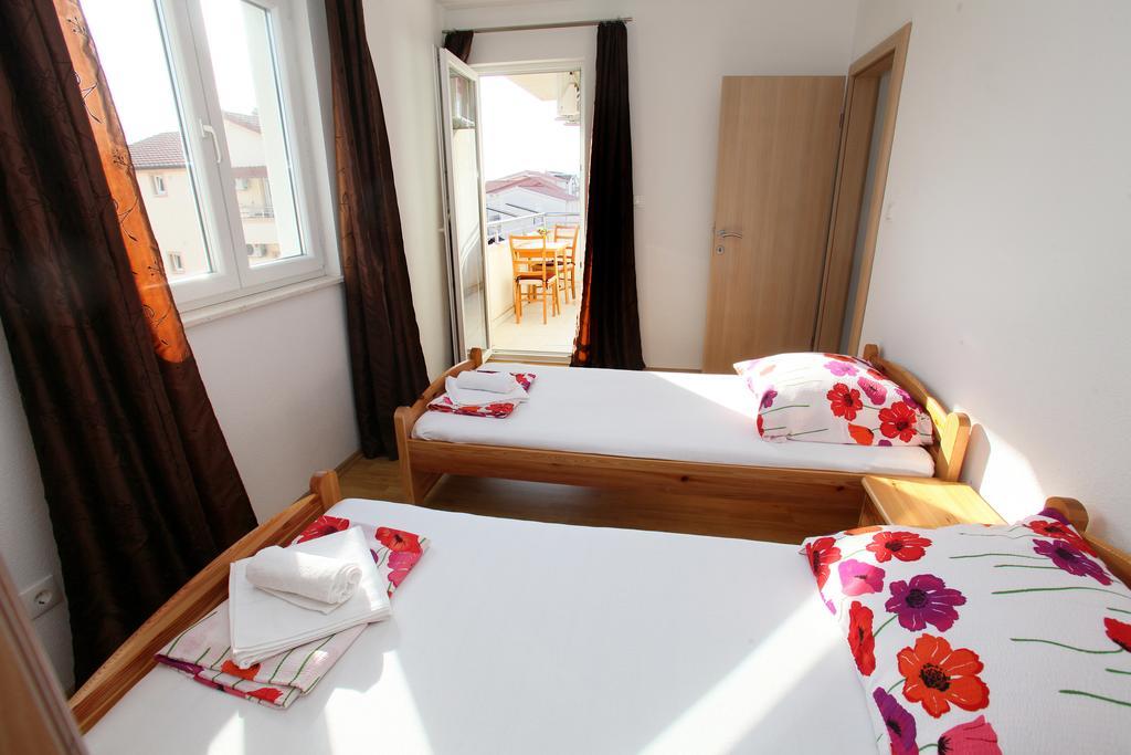 Apartments Villa Karlo Каштела Екстер'єр фото